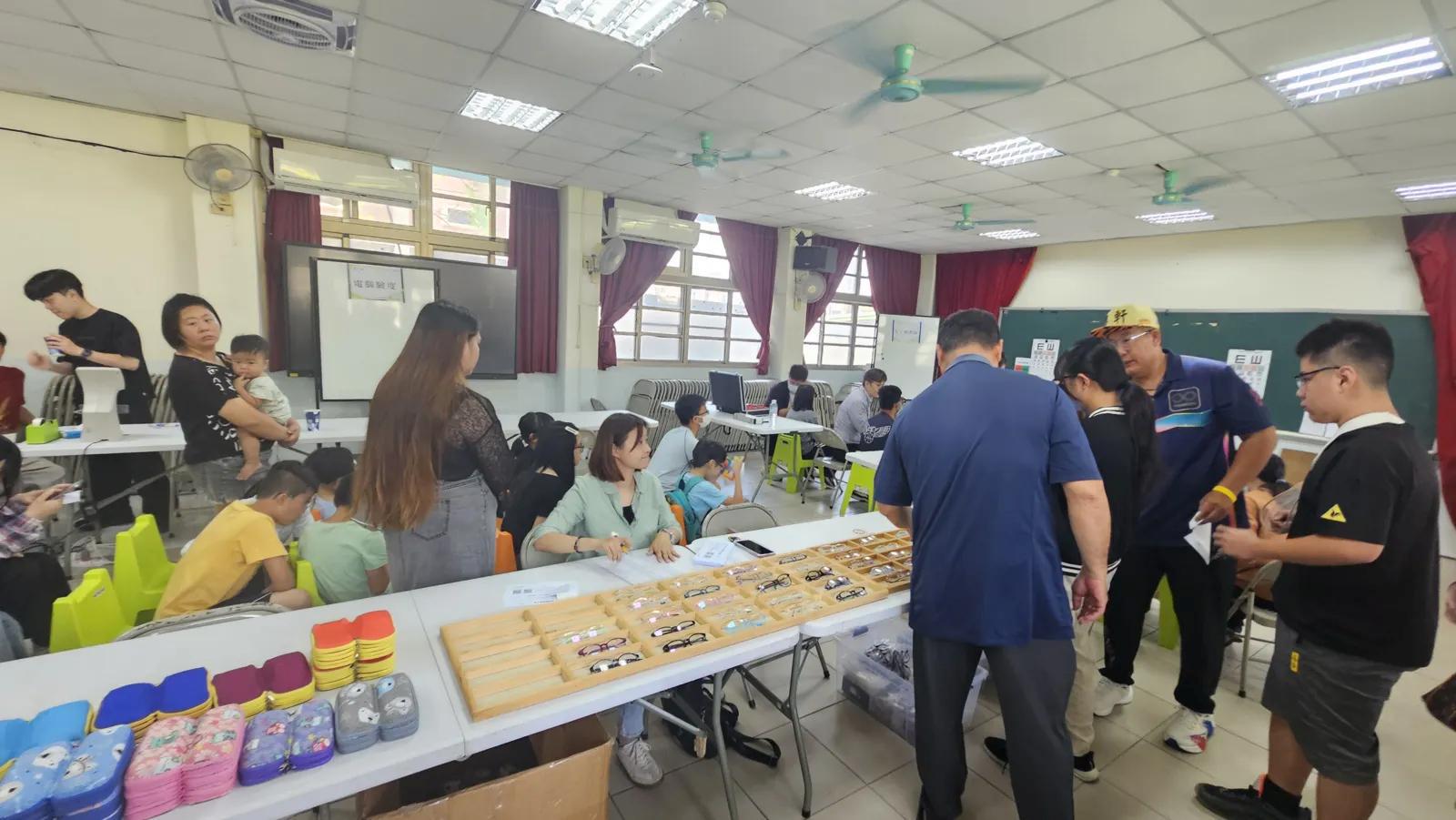 弘昌泰、愛戴眼鏡攜手新成國小 公益護眼助逾100名學童-4