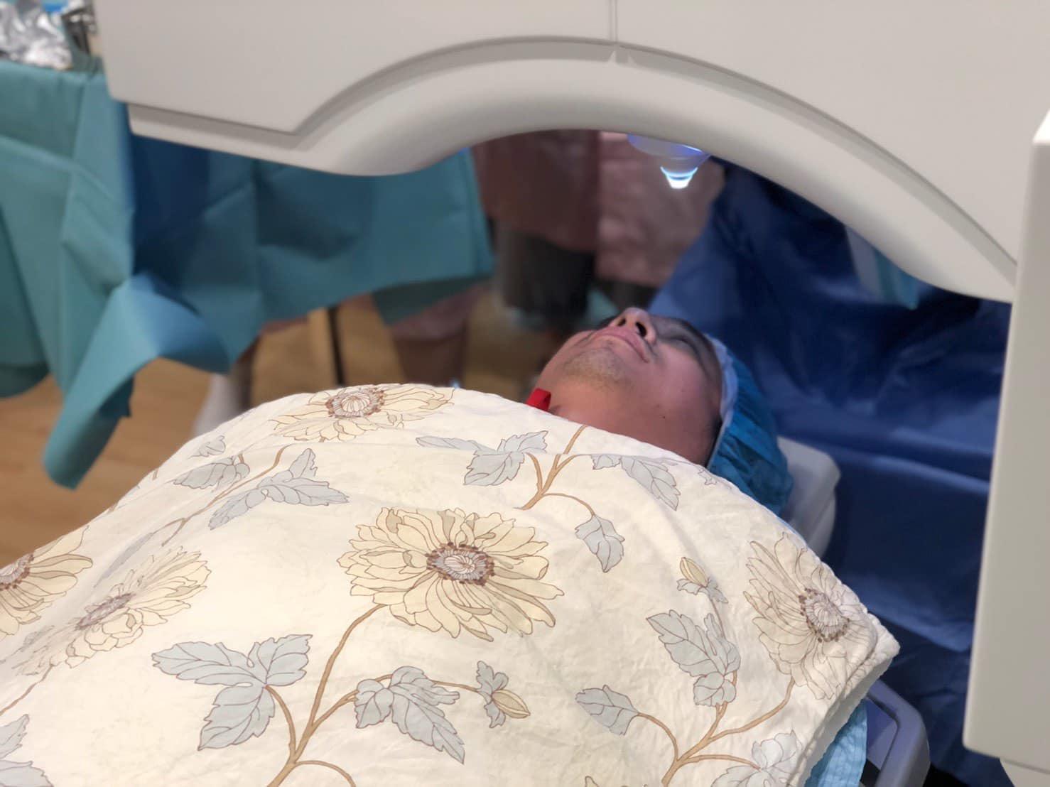 台大電機教授葉丙成,於諾貝爾眼科做SMILE全飛秒雷射手術