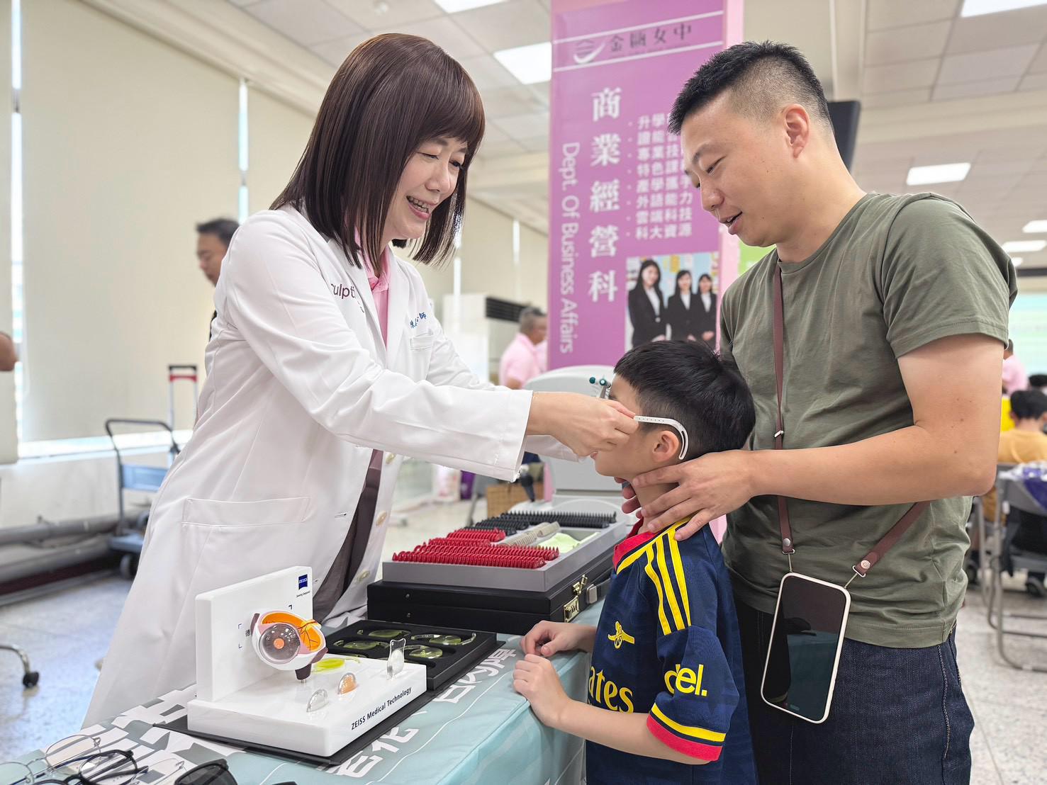 團隊也準備了墨鏡與老花眼鏡捐贈予當地民眾
